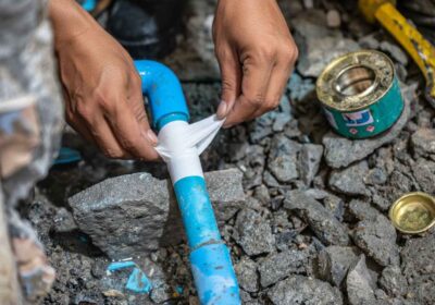 cadru apropiat aratand o reparatie a unei conducte de apa