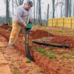 cadru de apropiere aratand instalare tubului de drenaj pentru o fosa septica