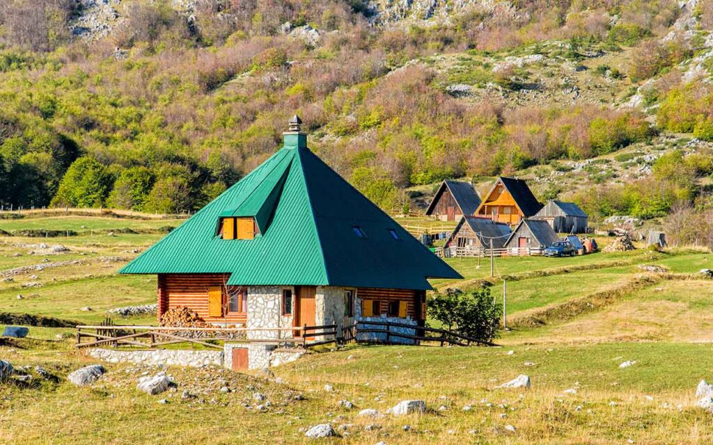 casa de vacanta in peisaj panoramic indicand valoare casei influentata de fosa septica