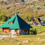 casa de vacanta in peisaj panoramic indicand valoare casei influentata de fosa septica