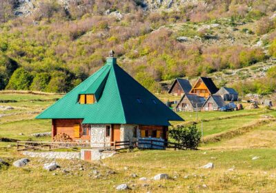 casa de vacanta in peisaj panoramic indicand valoare casei influentata de fosa septica