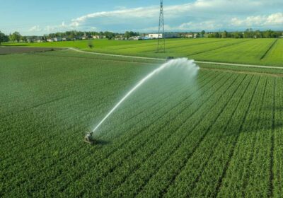 irigatii de teren agircol aratand apa reucperata din statii de epurare